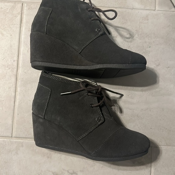 Grey suede Toms wedge. Size 7.5. Almost new. - Picture 2 of 5